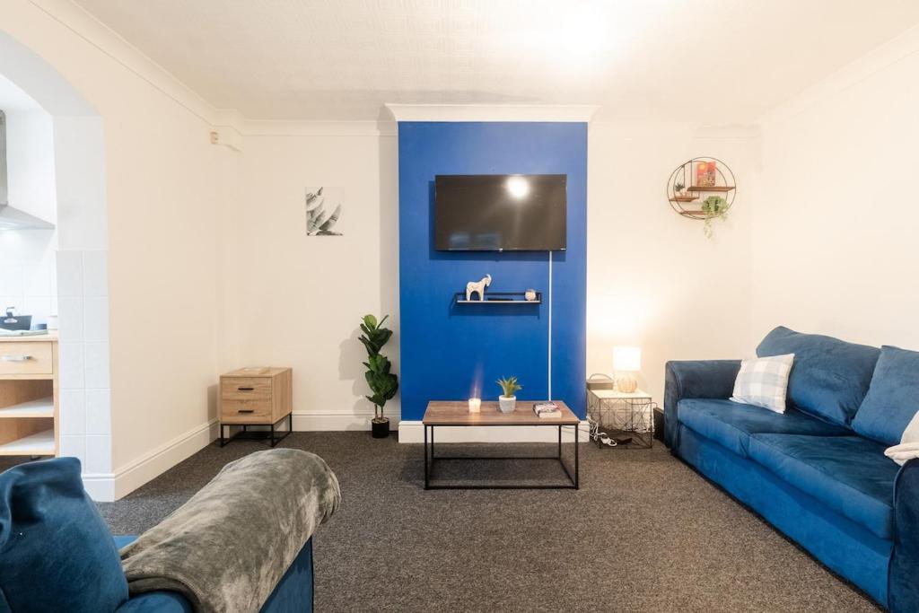 Spacious 4 Bed for Large groups and Contractors - Sleeps 7, Leicester