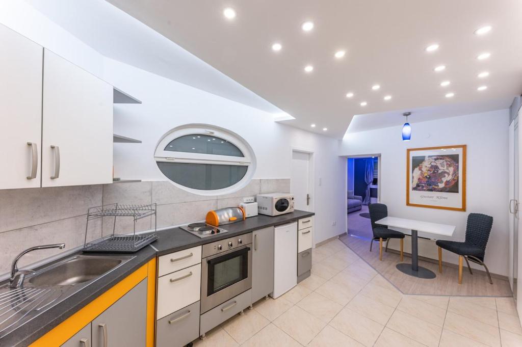 Dove's Nook - A Stylish City Center Retreat - 3