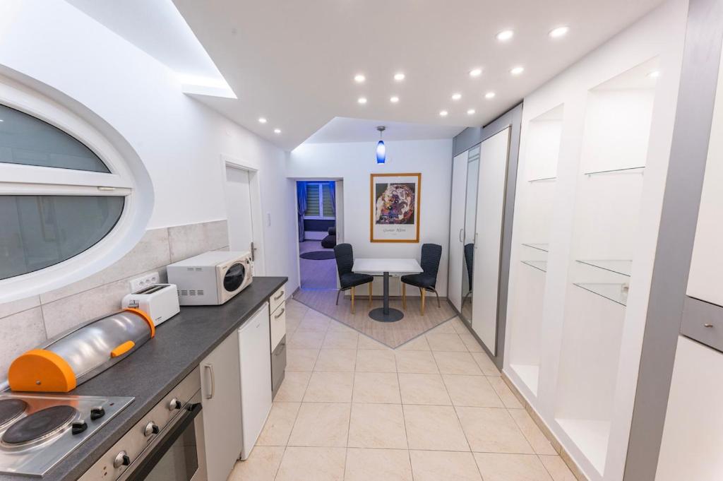 Dove's Nook - A Stylish City Center Retreat - 4