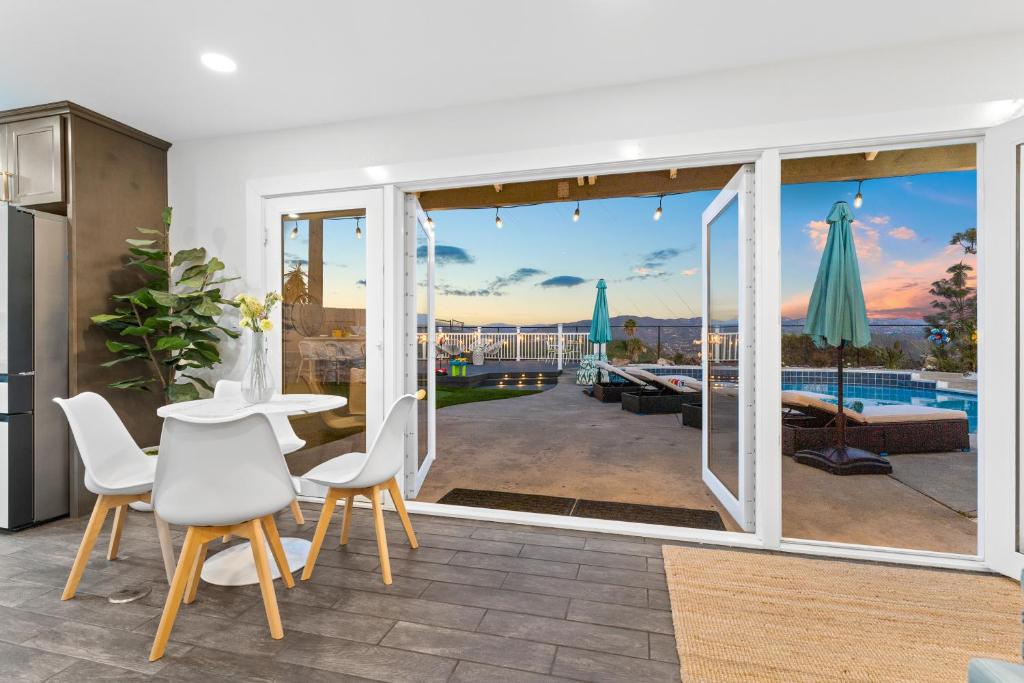 Upscale Resort House, Views, Saltwater Pool, Spa, Spring Valley