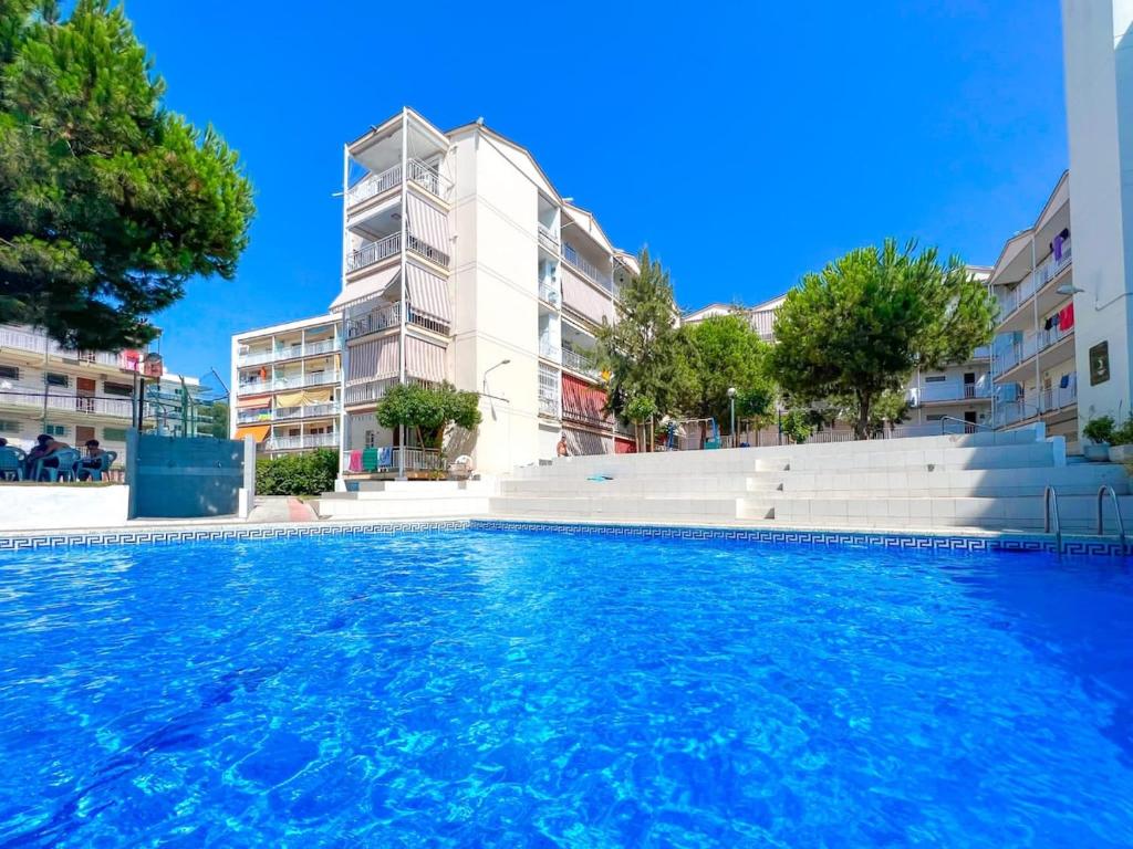 Swimming pool, great location, family friendly, cozy, no groups of youngsters allowed, Salou
