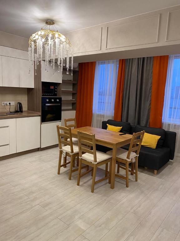 солнечная квартира в центре города, Almaty