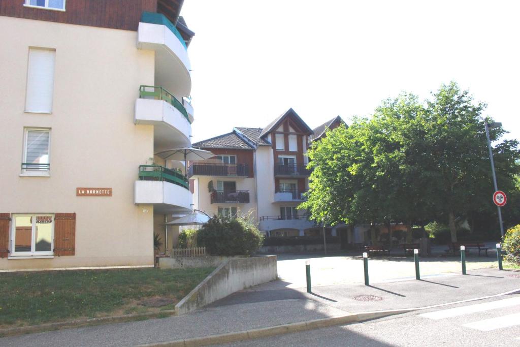 Appartement T3 classé trois étoiles au calme de plain-pied au centre Doussard avec vue sur montagne, lac Annecy à proximité - 3
