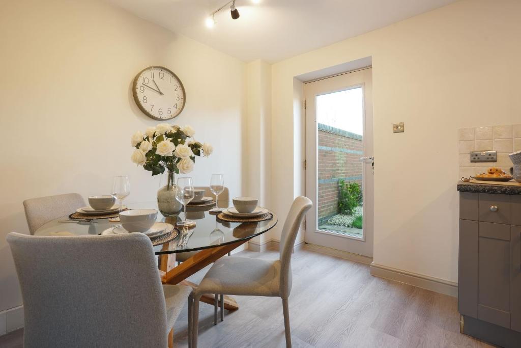 2-bed home with garden & drive, near Newark, North Collingham