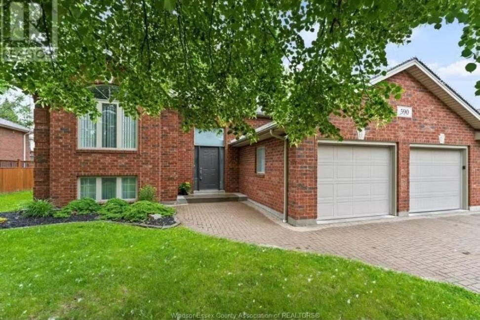 3 Bedroom basement unit with Free Parking WiFi, Windsor