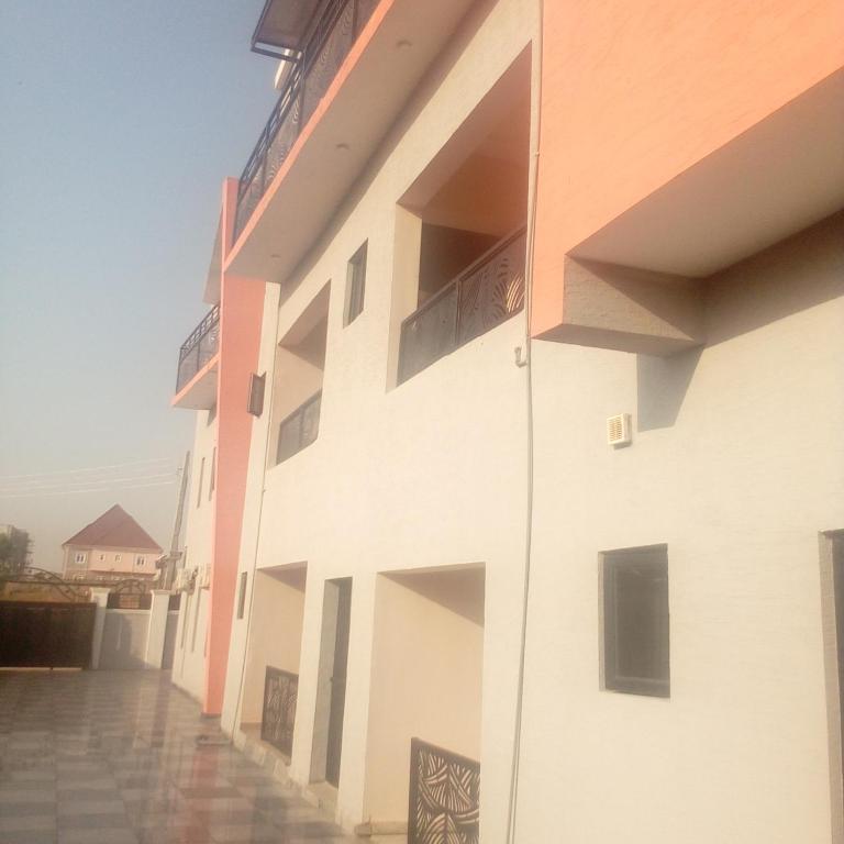 Otentic Mega Apartment, Ginda