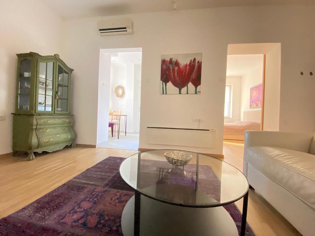 City center salon-style apartment free parking - 5