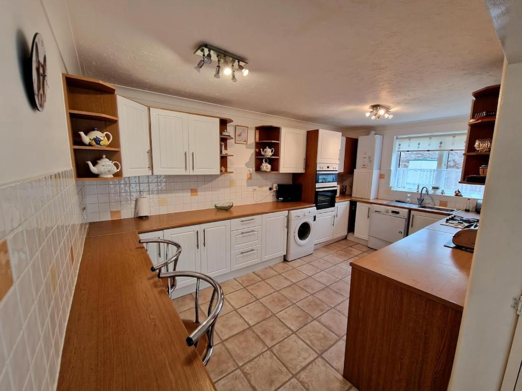 Spacious Four Bedroom House, 3 min walk to beach photo 5