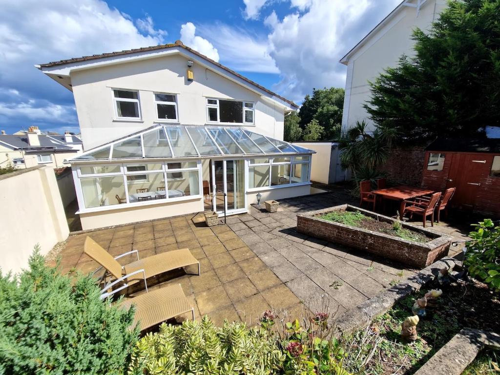 Spacious Four Bedroom House, 3 min walk to beach - photo 4