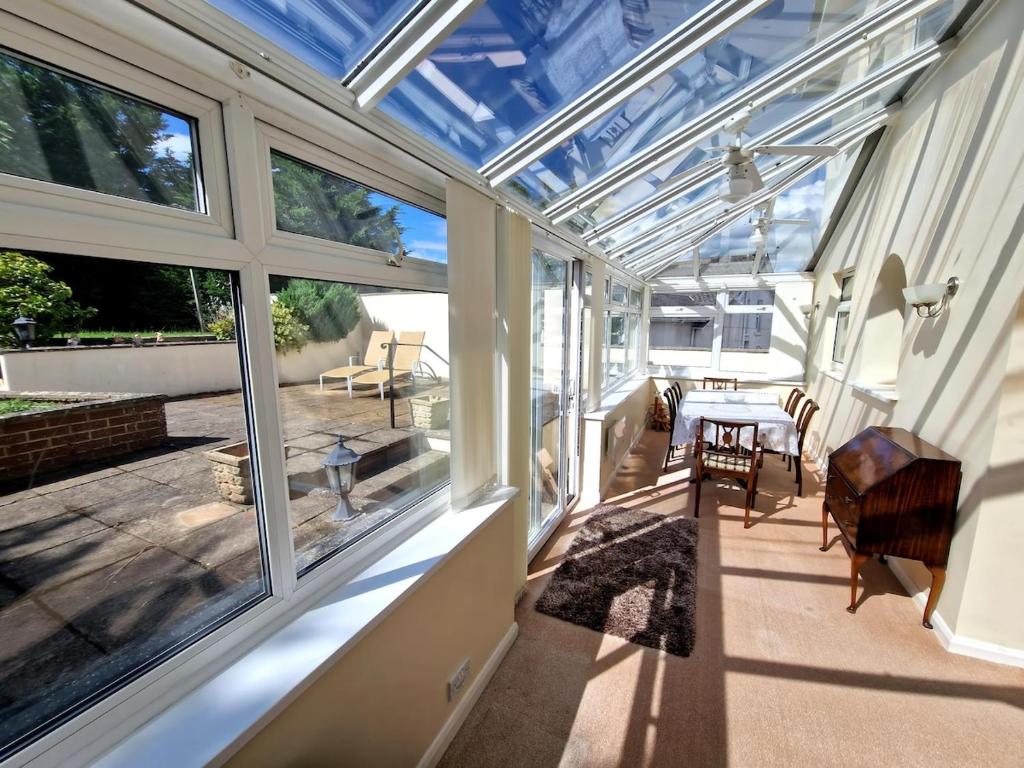 Spacious Four Bedroom House, 3 min walk to beach - photo 3