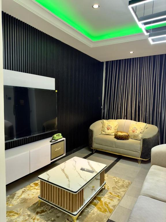 Molarans Place, Abudža