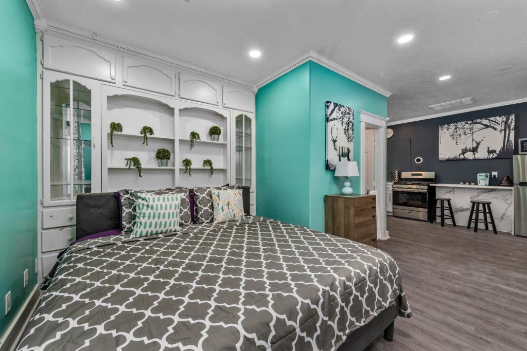 Comfy Studio with King Bed & Full Kitchen - Near Attractions, Houston