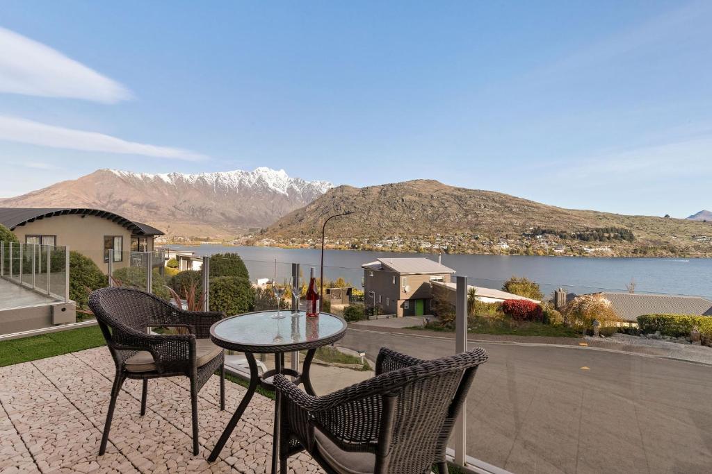 Lake Views on De La Mare Place, 3 BDR, Free Wi-Fi & Parking, Queenstown
