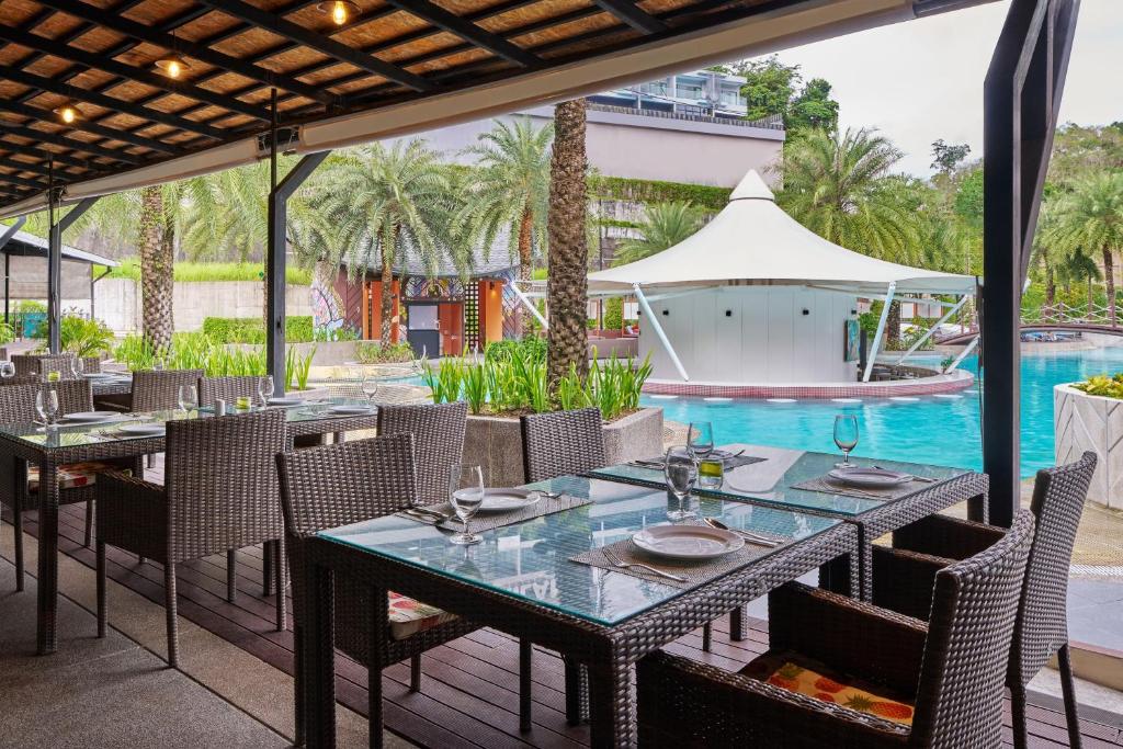 Restaurant, Patong Bay Hill Resort in Phuket