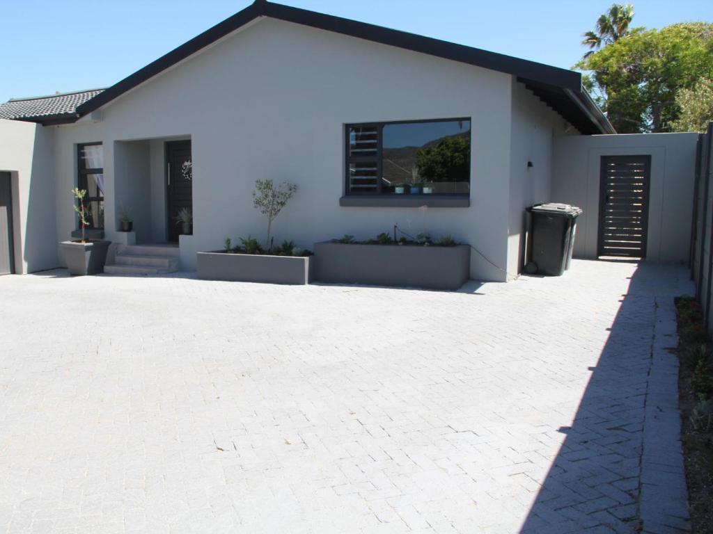 Cottage Studio, Tokai