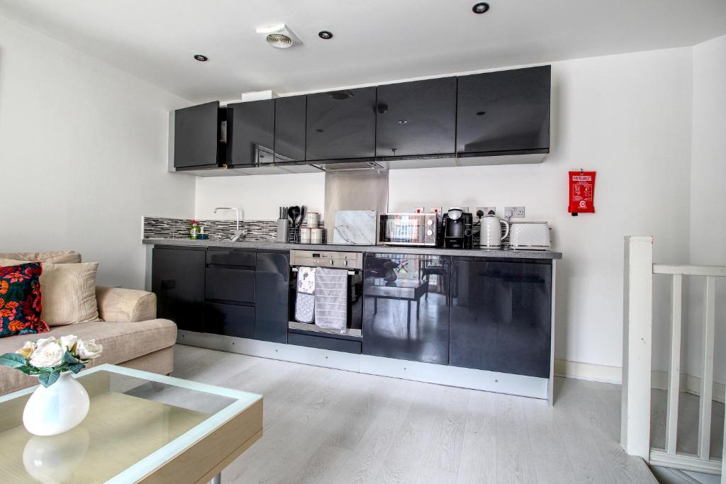 Beautiful 2 Bed House, Central spot with free parking, Wakefield