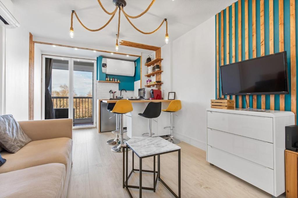 Studio cabine AZUR ,5 min mer -5 min Arena - clim - parking gratuit privée - 4 personnes - 4
