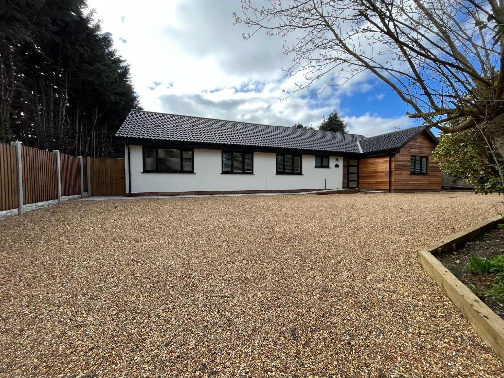 Rare Luxury Holiday Home with Hot-Tub, Belton