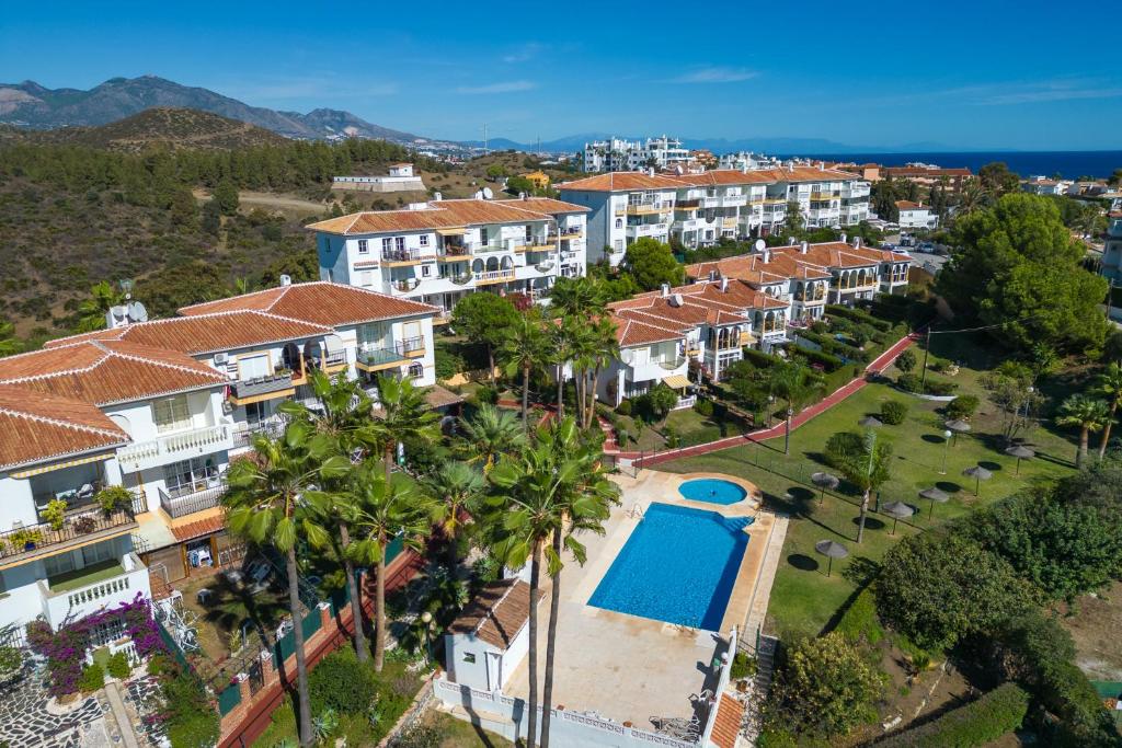 Mijas, Colinas del Faro, lovely terrace apartment walking distance to beach, Mijas