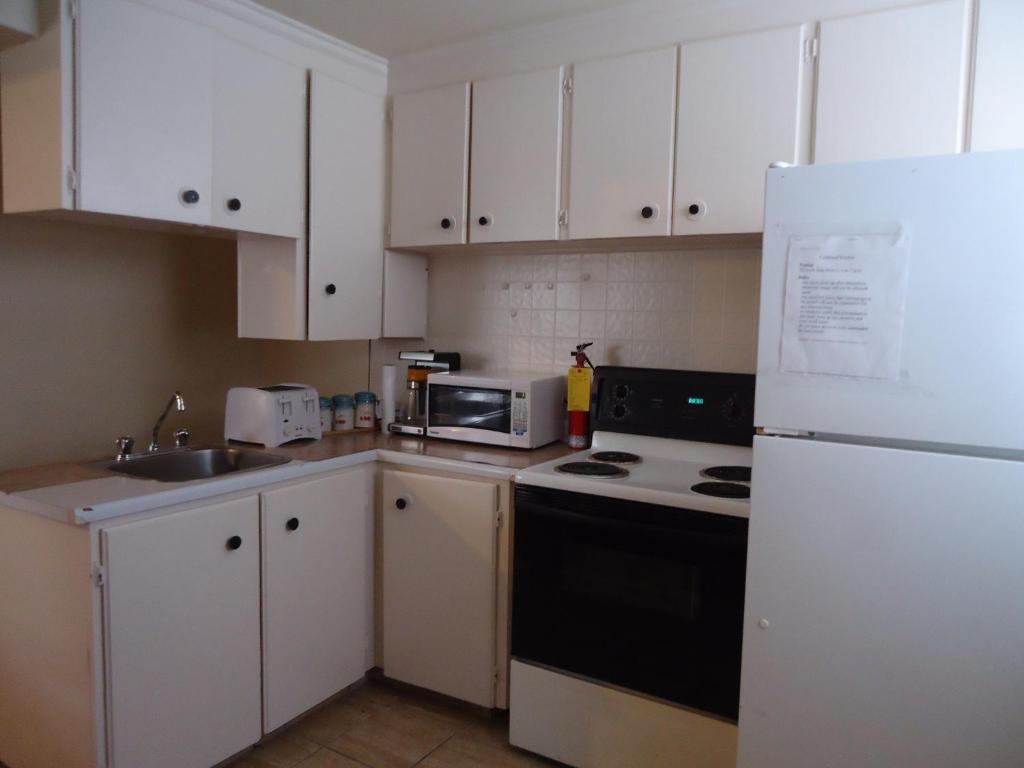 Kitchen, Star Inn by Elevate Rooms in Niagara Falls (ON)