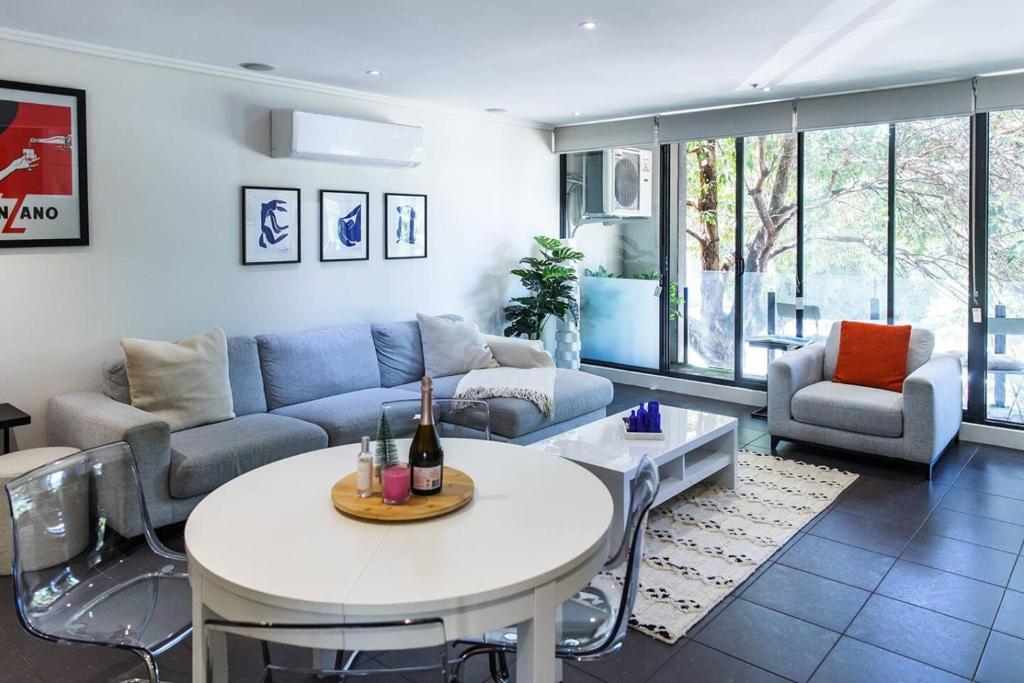 Cleo, Indoor pool and gym. Central location, Melbourne