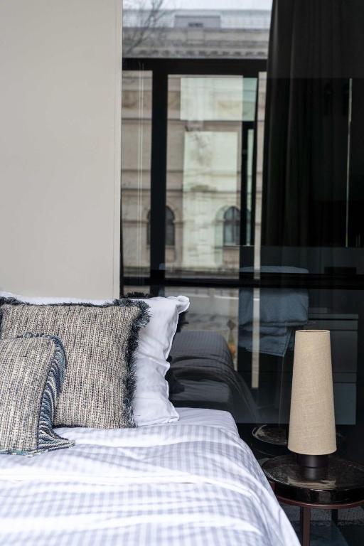 Elegant Balcony Suite 7