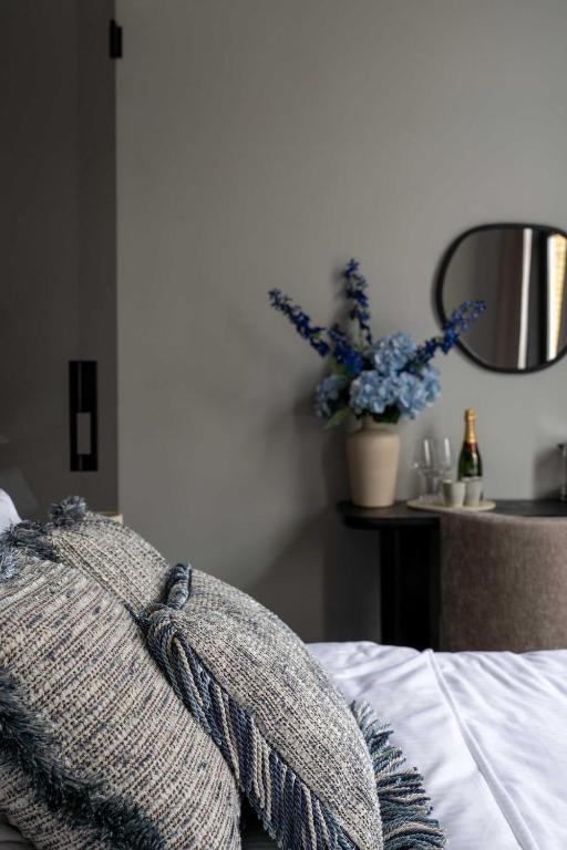 Elegant Balcony Suite 8