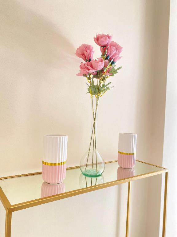 Amplio, moderno, centro, cochera - 2 parejas o mas -6 px - 4