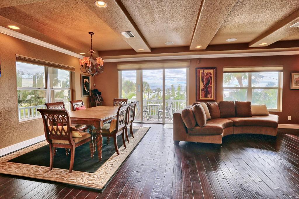 Hippie Haven, St Petersburg