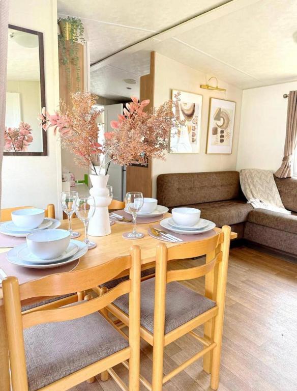 Harwich - Caravan - Sleeps 10 - Garden - Pool, Harwich