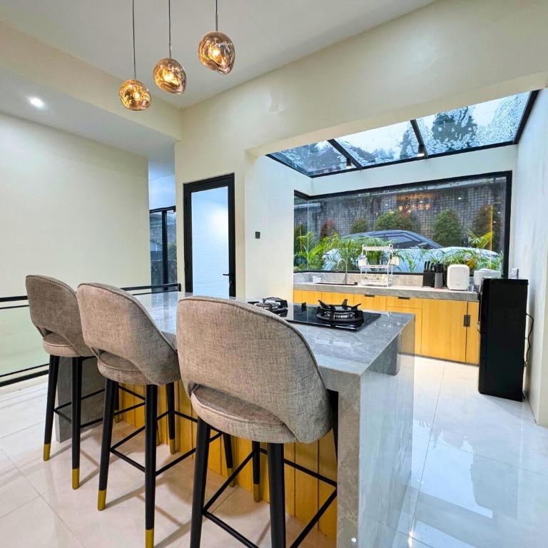 Villa Lembang 4 Kamar Tidur dengan Kolam Renang Billiard Karaoke