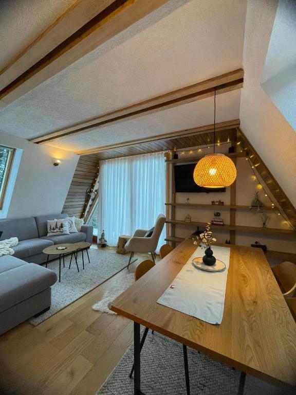 Vikendica - uz stazu - 3