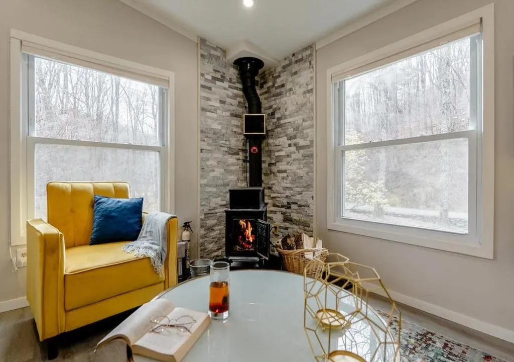 EV Serene Modern Cozy Waterfront Fireplace Cottage, hotel in Livingston Manor