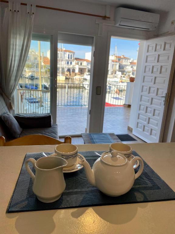 Apt Rhodes B dans la marina d'Empuriabrava, terrasse avec vue sur port Rhodes et les pyrénées, Empuriabrava
