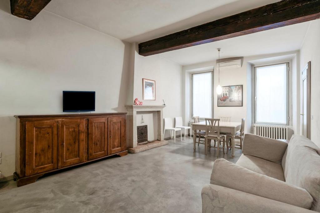 HOST4U - LOGGIA Square Apartment in Brescia City Center Piazza della Loggia & Piazza Vittoria - 3