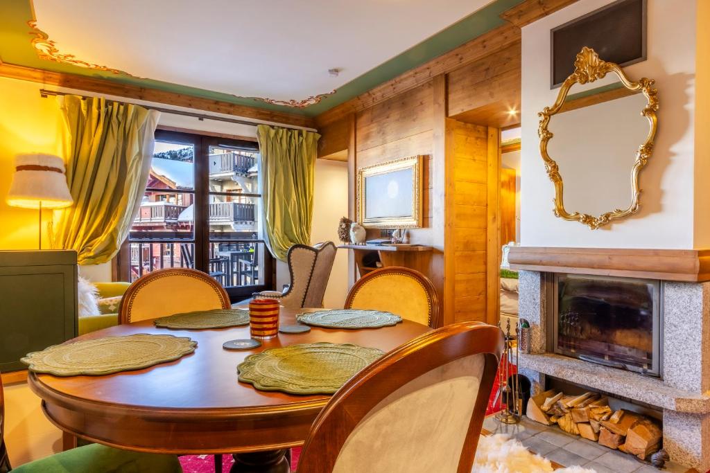 ARC 1950 Ovis D'Or, view Mont Blanc, Arc 1950