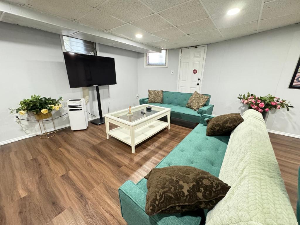 Cozy 1 bedroom close to NYC with private bar, North Bergen