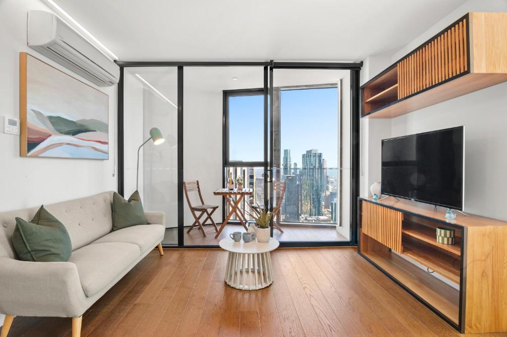 Gorgeous City Views 64th Floor 3BR APT with Pool & Gym, Melbourne