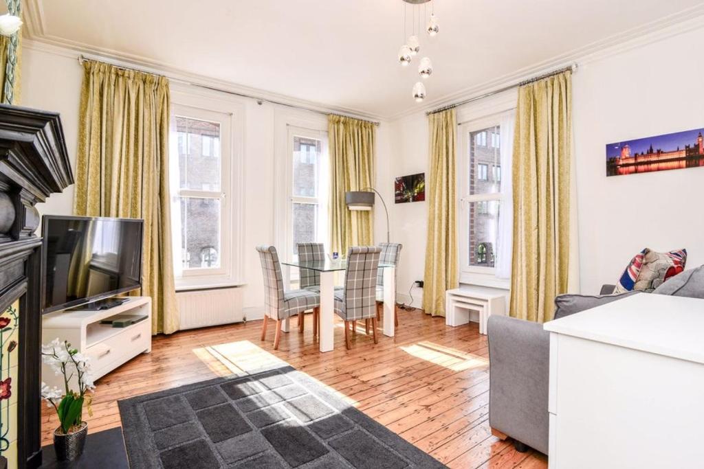 Gorgeous First Floor apartment near Station, Londýn