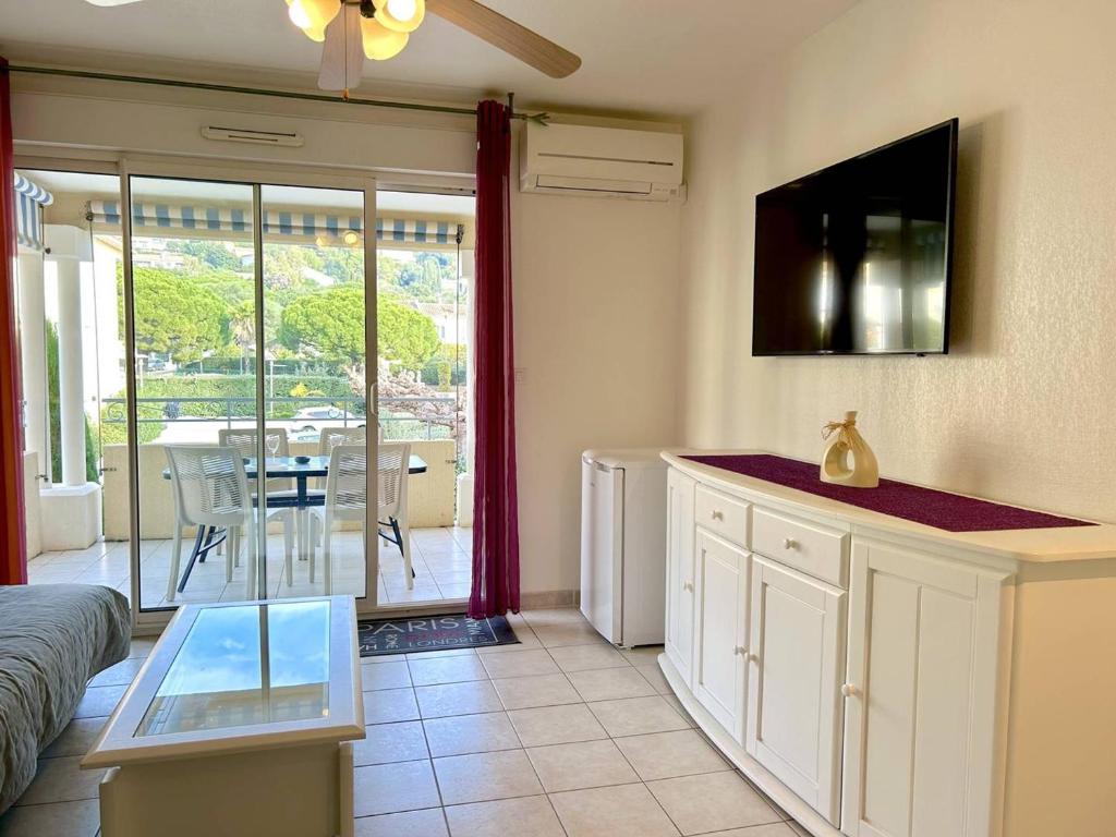 Appartement climatisé 2 pièces avec terrasse et parking au Lavandou - FR-1-251-854 - 3
