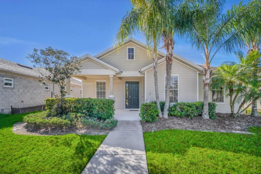 Modern Oasis with Spacious Outdoor Area 6339, Kissimmee