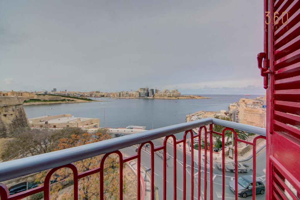 Unique seafront Loft overlooking Valletta's views by 360 Estates, La Valette