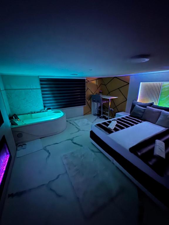 BoomBoom Room, Cazin