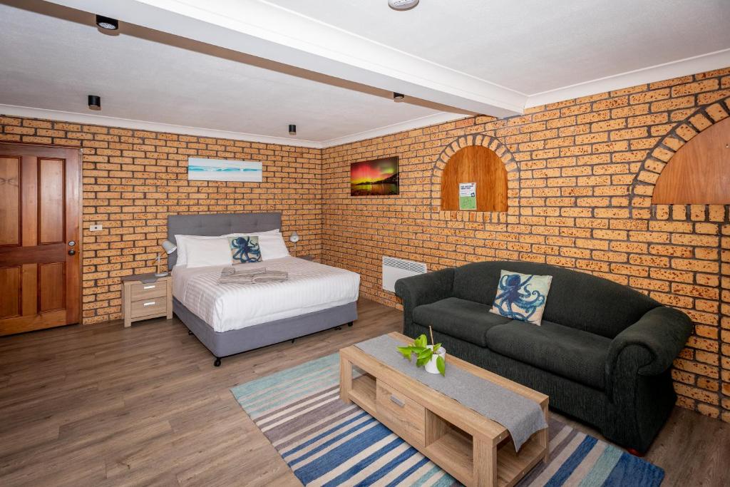 Whispering Waves, Bicheno