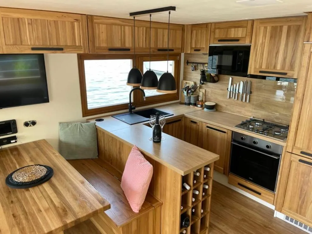 Luxury houseboat, Orlík Castle，位于Orlík的酒店