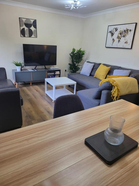 The Grove- 3 Bed Detatched House Wolverhampton- Families and Contractors- Near Town Centre and Molineux Stadium, Fallings Park