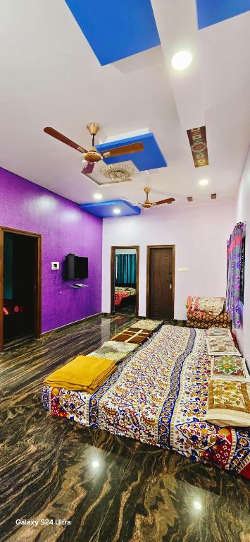 Shared lounge/TV area, Dream Hampi Villa & Home Stay in Hampi