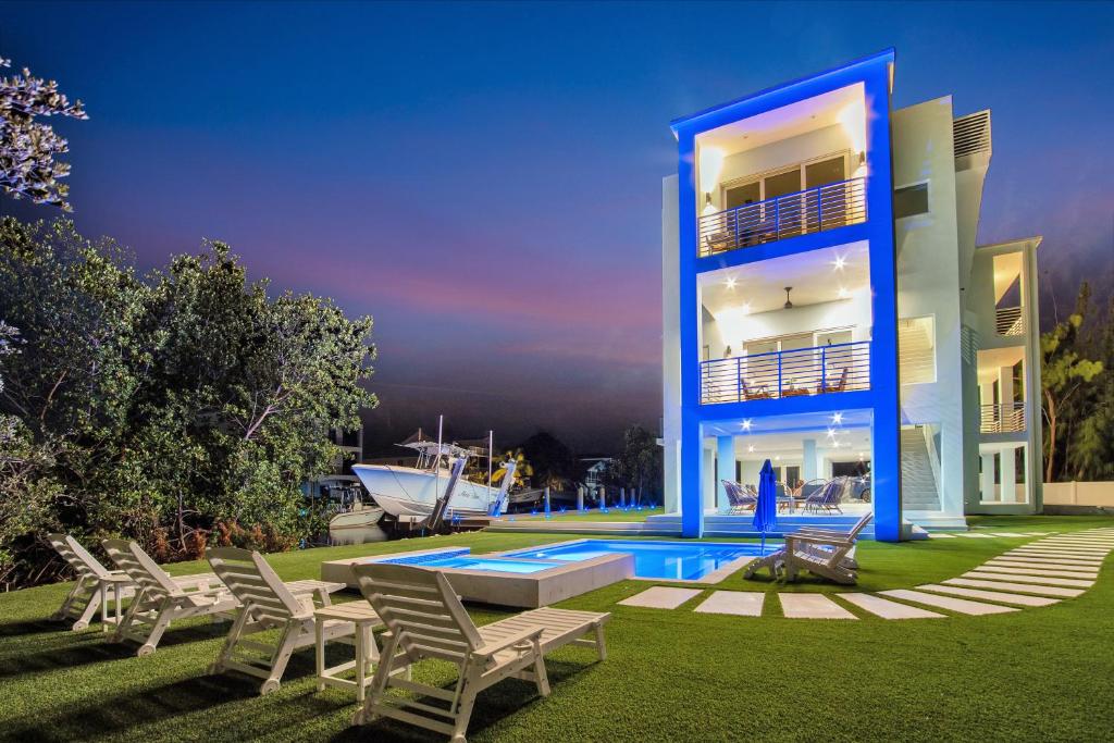 Keys Casa - Elegant Waterfront Retreat, Sleeps 16, Elevator, Private Dock, Putt-Putt, Key Largo