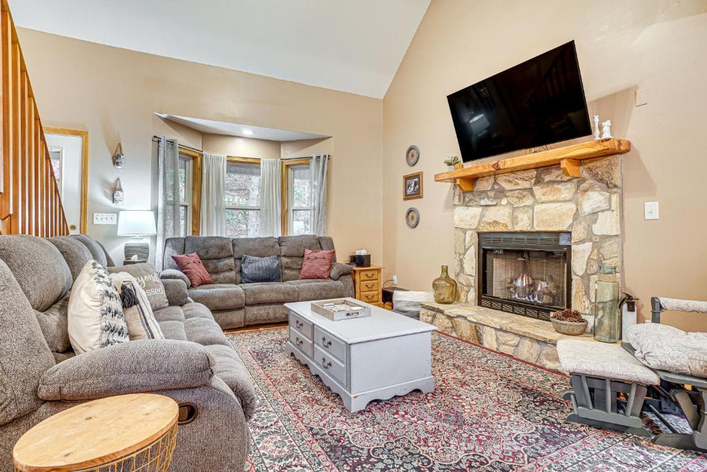 Spacious Home in Helen with Porch and Balcony!, Helen