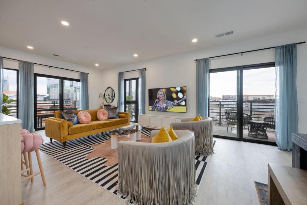 Hyve-The Dolly Parton Experience-Private Balcony, Nashville